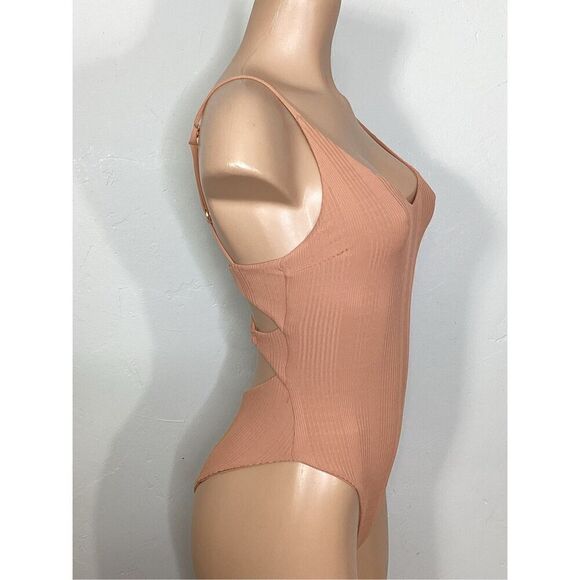 New. L*SPACE Gianna one piece. Small. Retails $194 - Picture 4 of 9